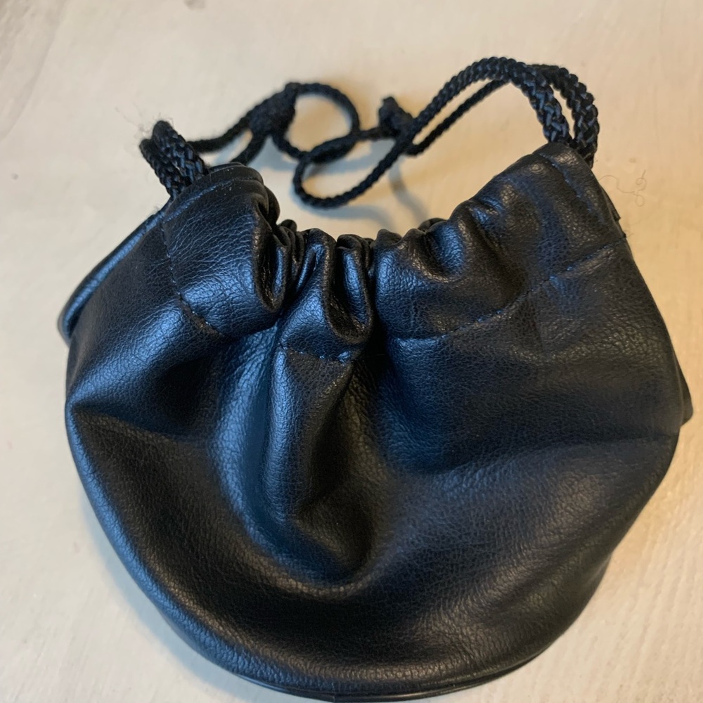 Olympus Black Leather Pouch for Lenses - Picture 3 of 4